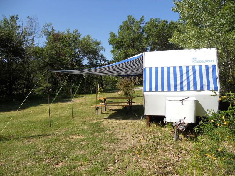 Knaus caravan met terras en picknick tafel